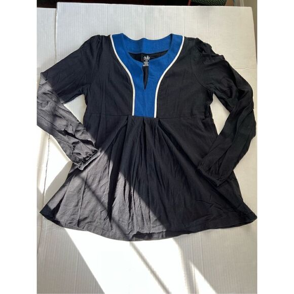 Duo Maternity size medium black split neck top - Picture 4 of 9